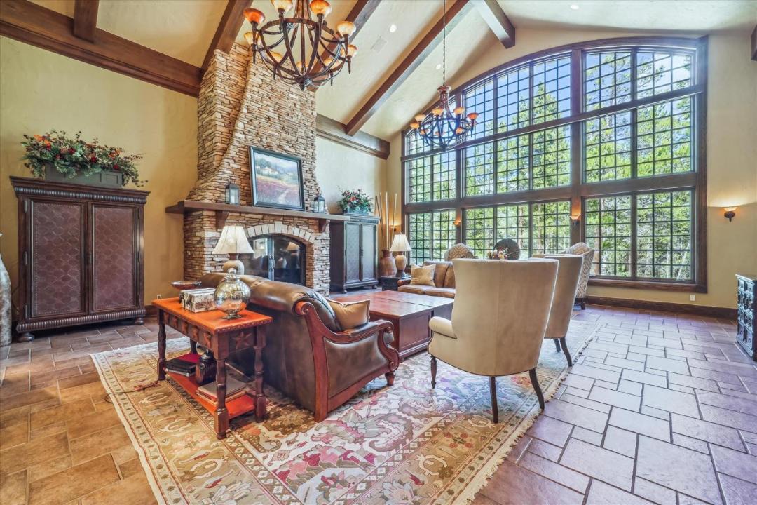 Photo of Livingroom in Warrior's Mark West