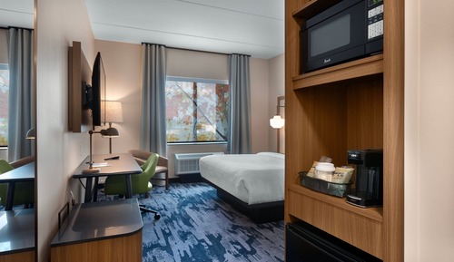 Room, 1 King Bed, Hearing Accessible (Roll-in Shower)