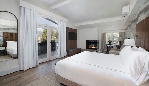 Deluxe Room, 1 King Bed, Mountain View