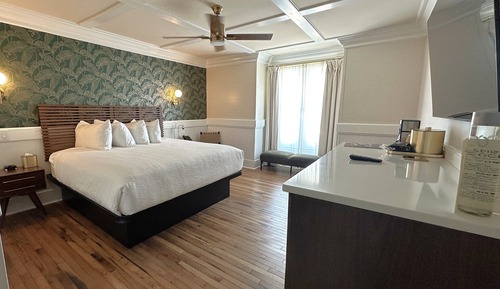 Deluxe Room, 1 King Bed, Non Smoking, Private Bathroom