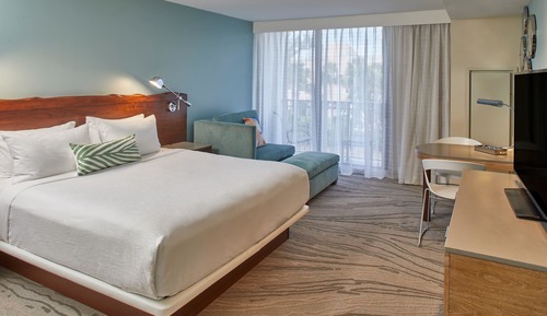 Room, 1 King Bed, Mobility Accessible, Tower (Escalera, Roll-In Shower, Pool View)