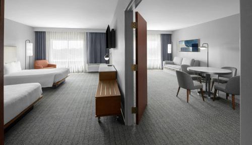 One-Bedroom Queen Suite with Two Queen Beds, Bathtub and Sofa Bed - Mobility Access/Hearing Accessible