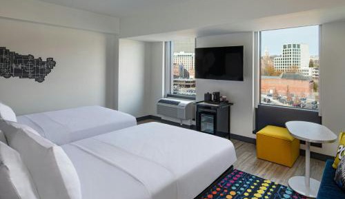 Aloft Guest Room with 2 Queens