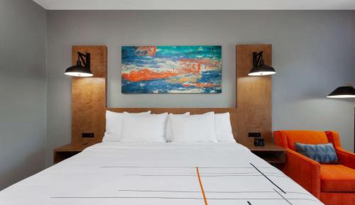 King Room with Pool View - Non-Smoking