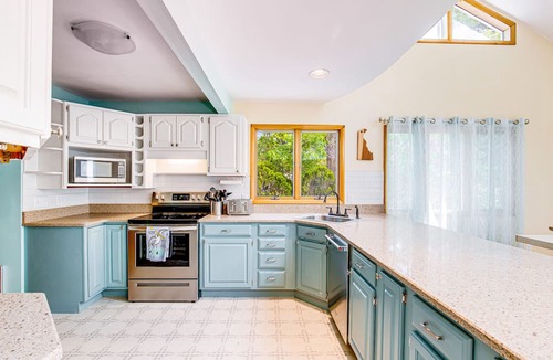 Ocean View House | Ocean Way Estates retreat with large upper deck & enclosed patio - dog-friendly