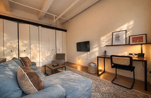 Westown Apartment | Westown Studio Apt Near Fiserv, Baird, and Theater District