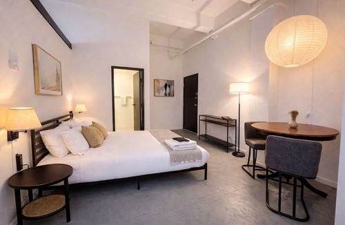Westown Apartment | Westown Studio Apt Near Fiserv, Baird, and Theater District