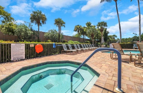 Fort Myers Condo | Resort-Style Living Awaits | Beautiful Colonial Country Club Condo with Water Views & Bikes Included