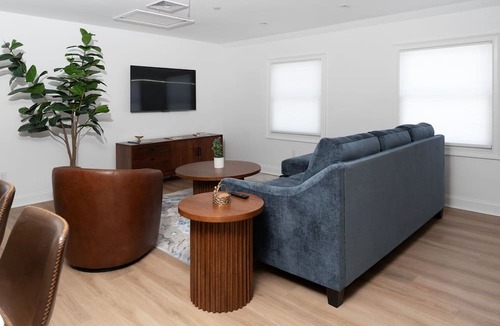 East Greenwich Apartment | 2-Bedroom Apt Near Beaches ~ 10 Min to Airport