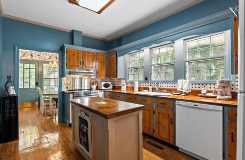 Shallotte House | Step back in time at this beautiful historical home, centrally located in Shallotte between two NC beaches.