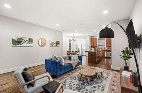 East Downtown Houston House | Near Midtown Downtown Games WiFi Balcony Pets