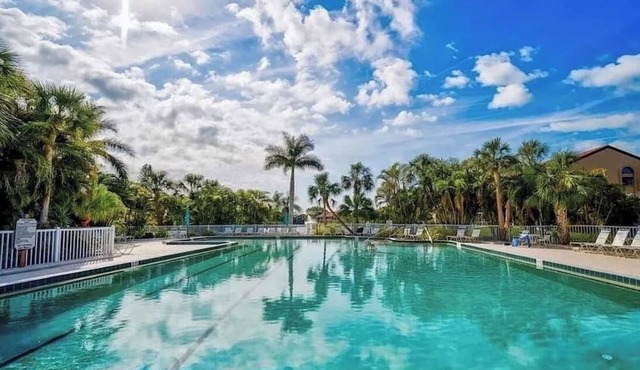2 bed 2 bath luxury remodel! 3rd floor w elevator & garage-10 min to Siesta Key