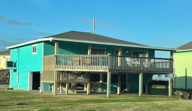 Fabulous open concept cabin sleeps 12 on Bolivar Peninsula