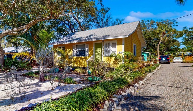 Charming dog-friendly cottage with patio & home office - near golf & the beach