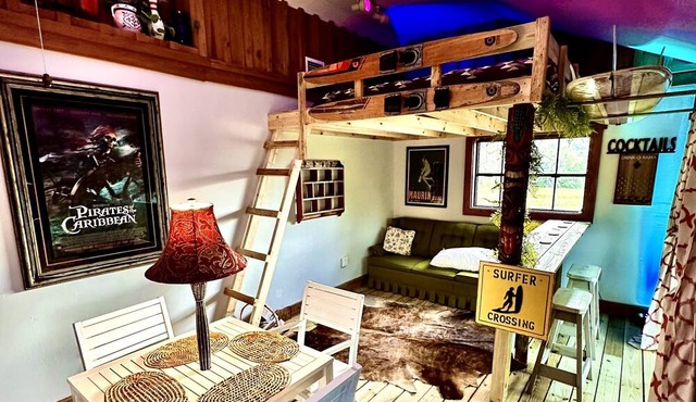 Farmhouse Retreat. Quiet country cabin just minutes from Siesta Key & TerraNova