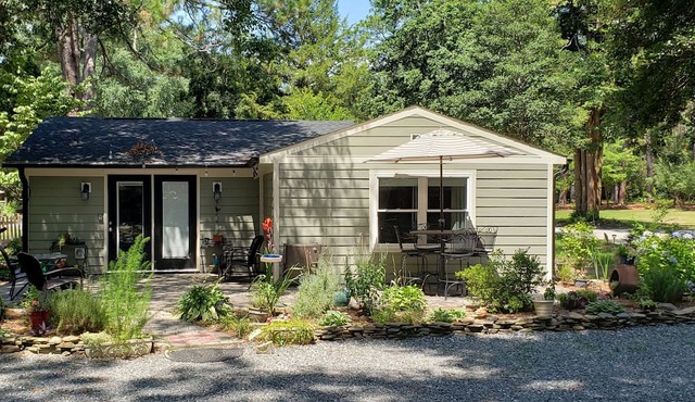 Private Cottage & grounds just minutes from the top golf courses in the country!