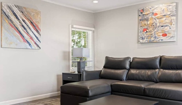Stylish Local Art | King Bed | Walk Bishop to Arts
