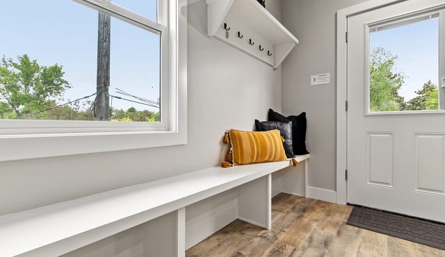 Spacious Downtown Apartment – Walk to Old Town FC!