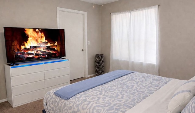 Stylish Clean 2BD & 2BTH Near Universal Free Parking Fast WiFi Quiet Gated