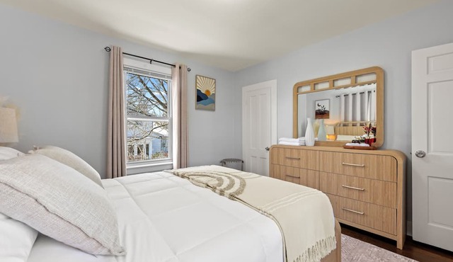 Stylish 2BR Apartment Fireplace Workspace 2 Parking Spots