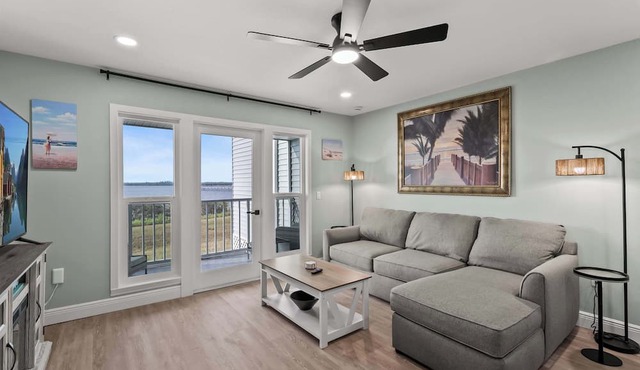 Cute Waterfront Condo, Water Views, Heated Pool