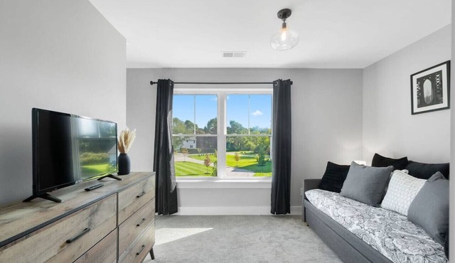 New Centrally located Stylish Modern Farmhouse
