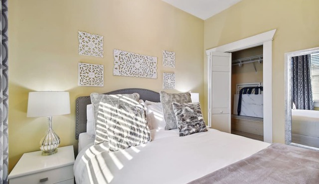Adorable Hyde Park Apartment w/Parking & Gym